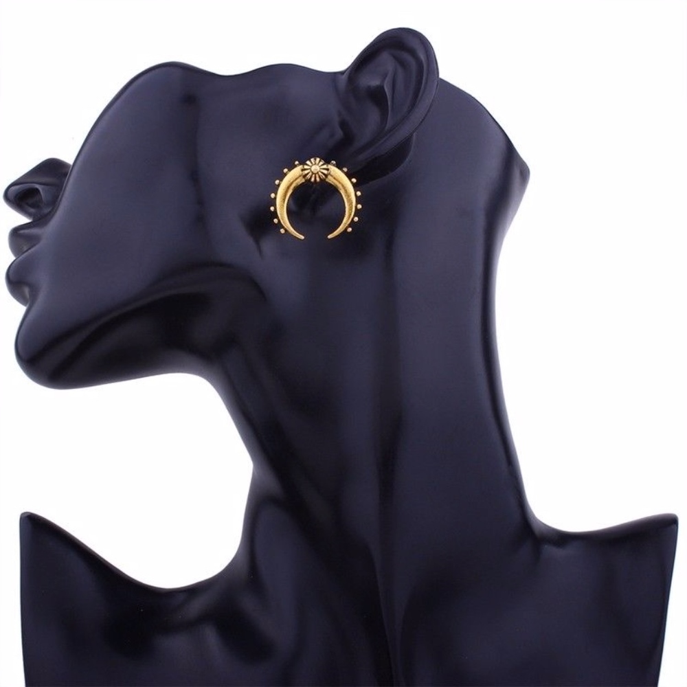 'Rome Traveler' Crescent Horn Studded Gold Earring - Picture 2 of 5